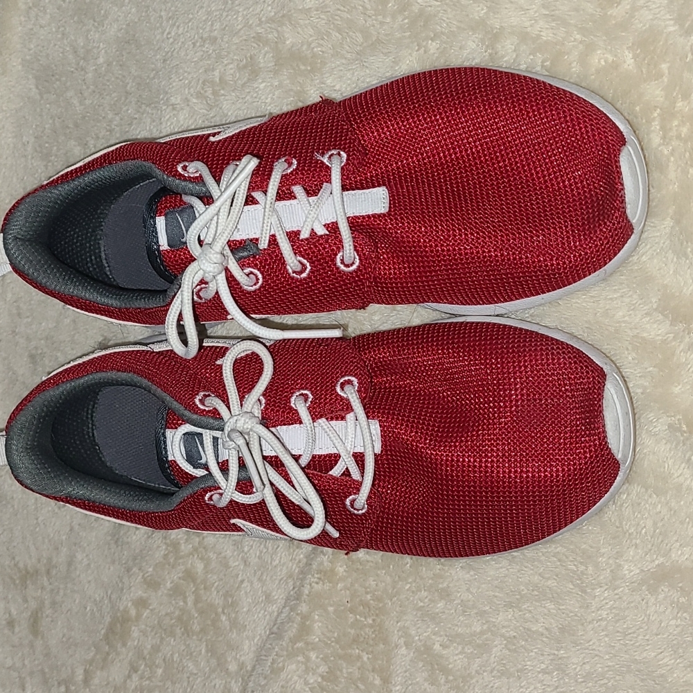 Nike roshe red size 5Y